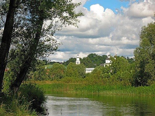 Вид на монастырь с левого берега Сейма