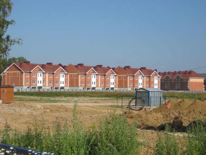 Коттеджный поселок "Набережный", дом 3. Вид с востока. 07.2009. Фотография с сайта aktis-stroy.ru